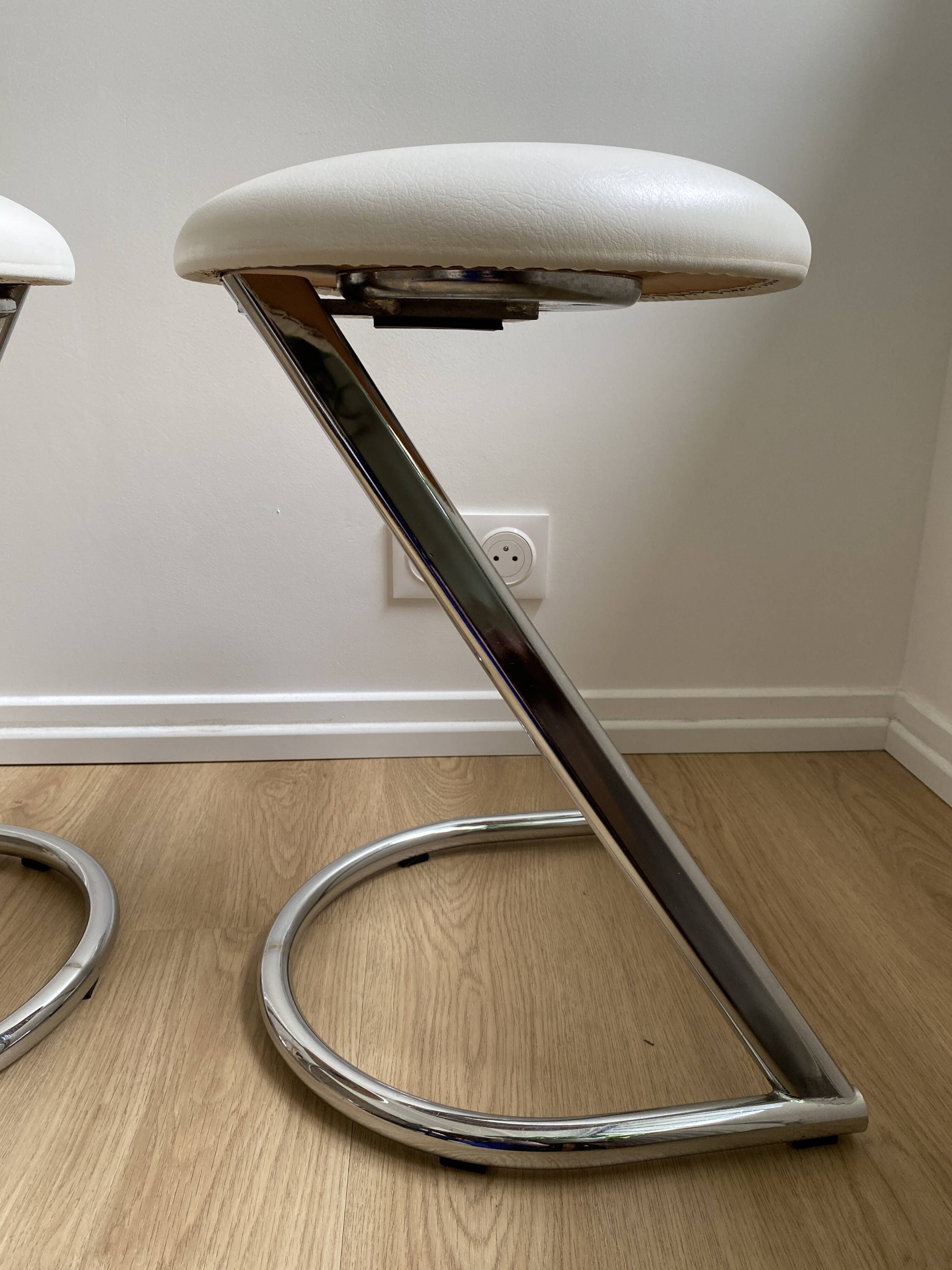 Pair of vintage Z low stools with chrome metal base and white skai seat. H: 49 cm 80s