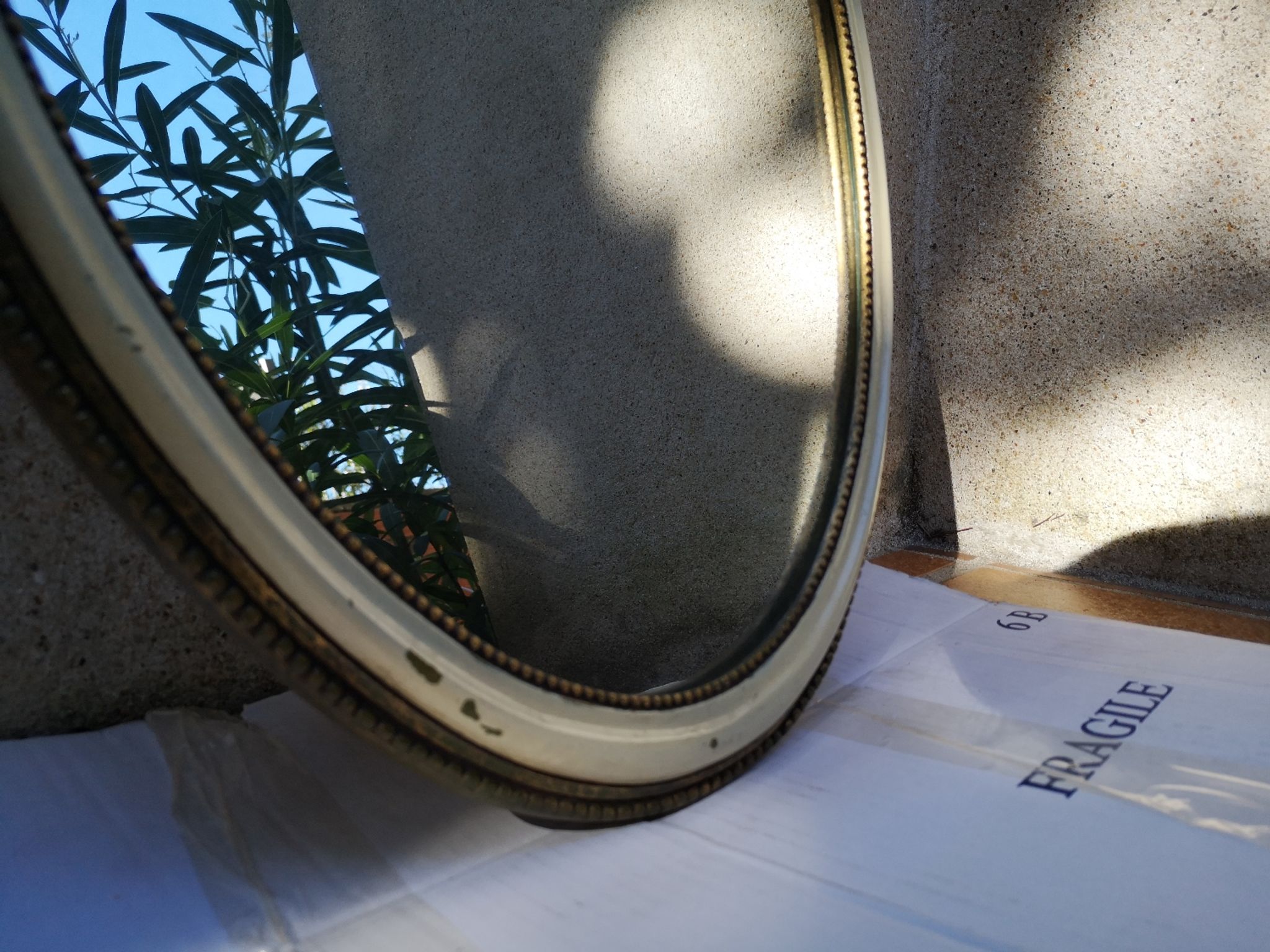 Ancien miroir ovale guilloché doré et peint