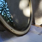 Ancien miroir ovale guilloché doré et peint