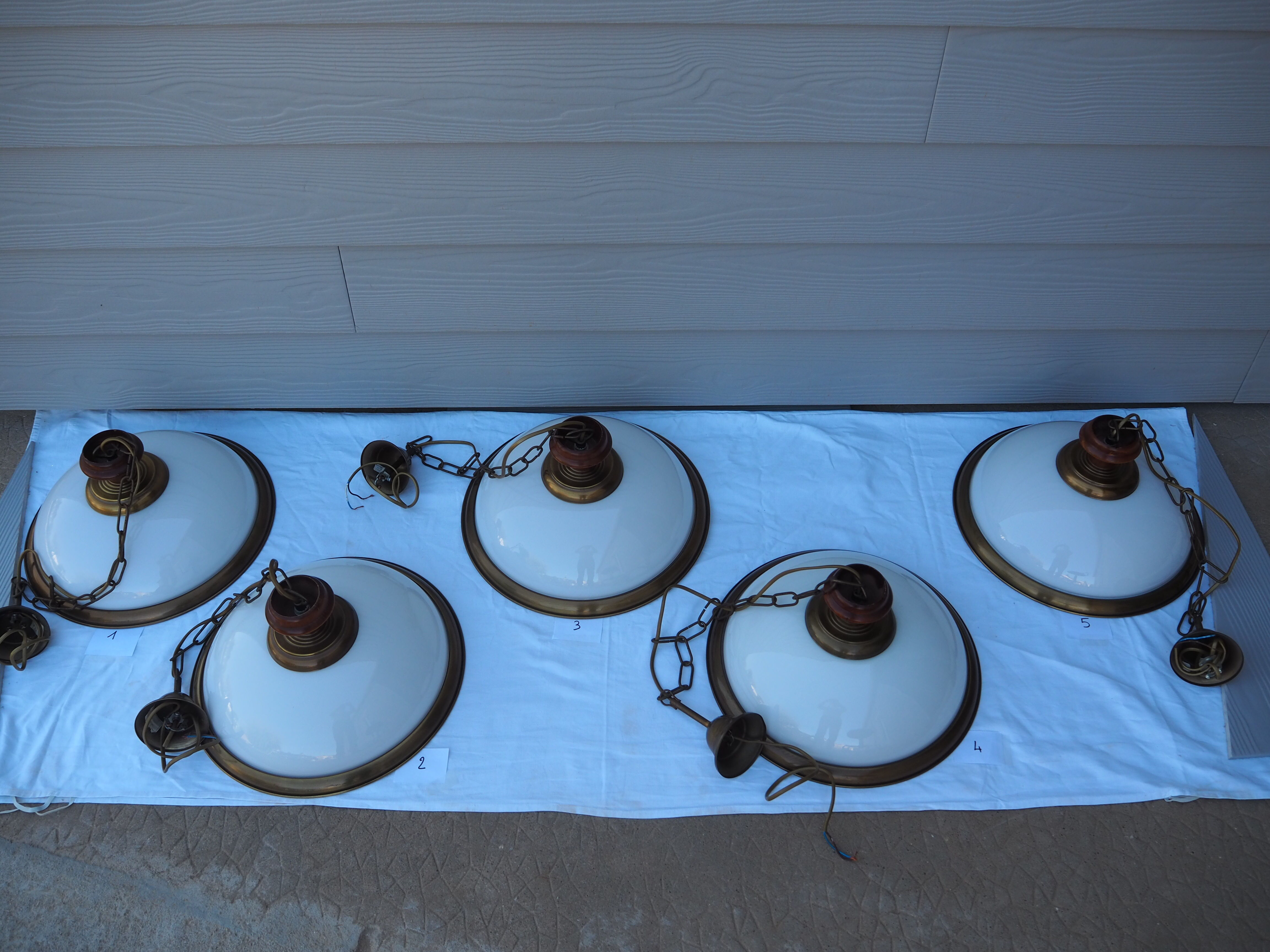 Suspension in white opaline, its edge in aged brass