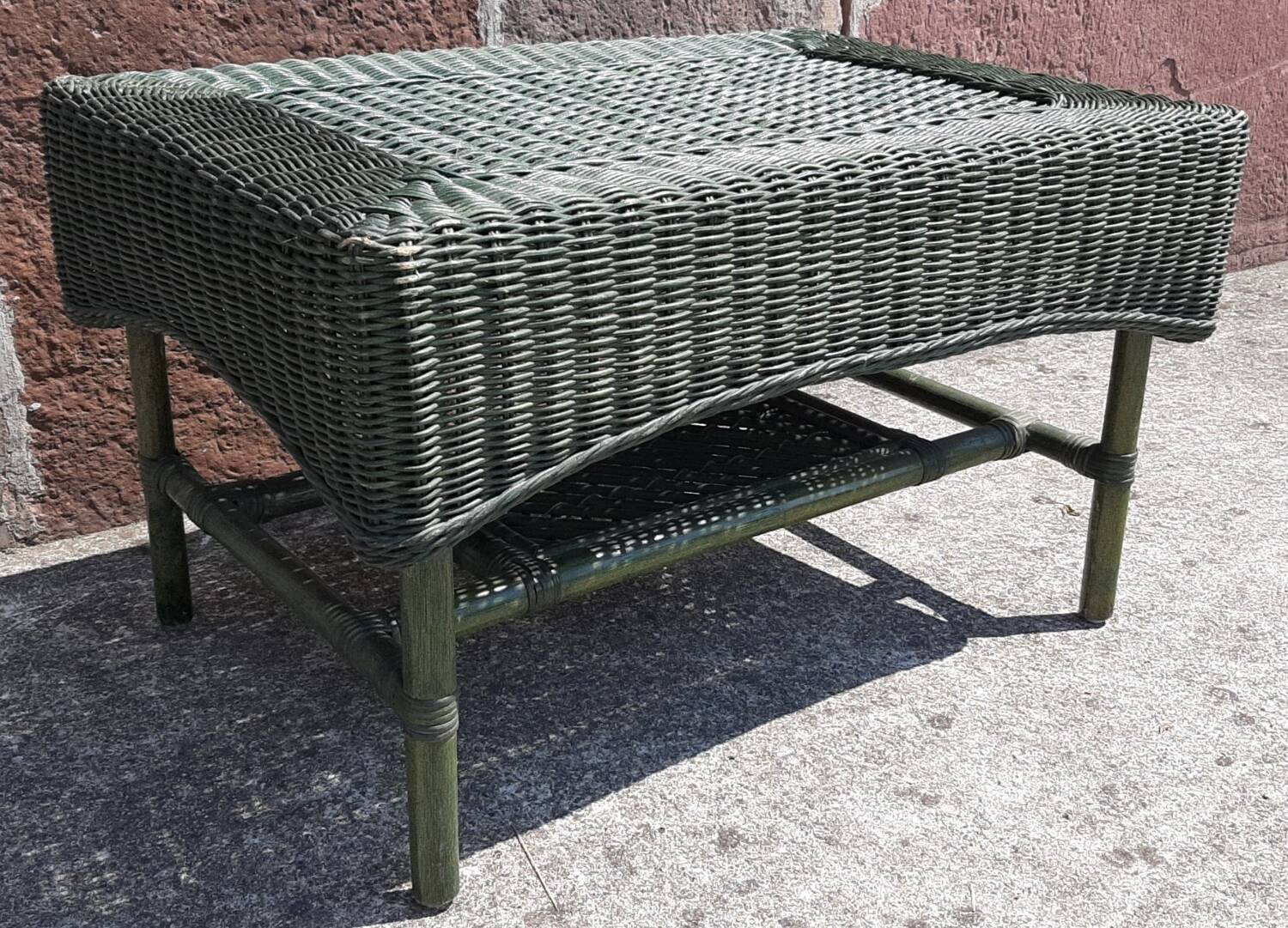 Salon de jardin complet en rotin. (Sofa, fauteuils x 2, table basse)
