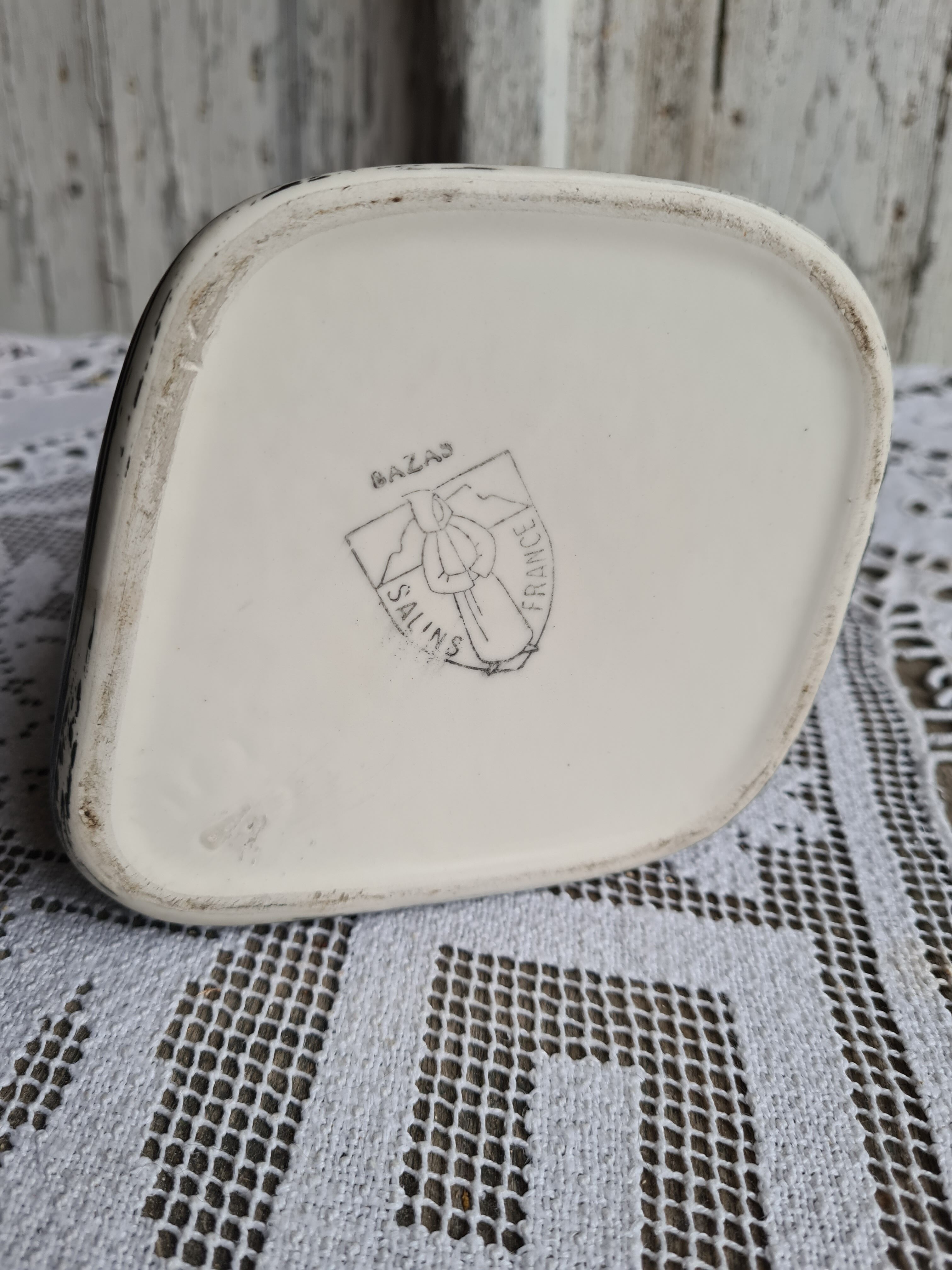 Graphic pitcher Salins service Bazas