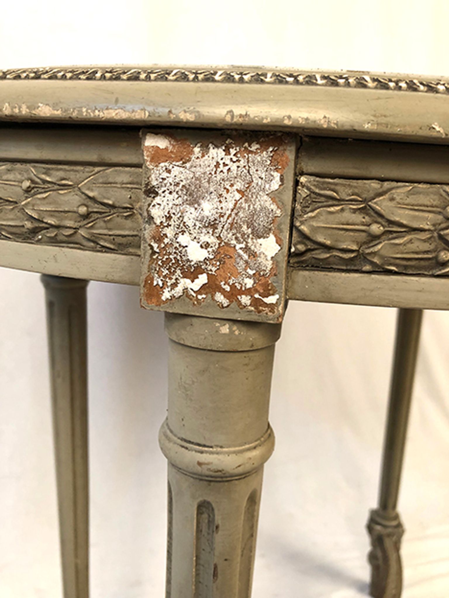 Guéridon ovale de style Louis XVI en bois laqué gris
