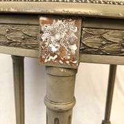 Guéridon ovale de style Louis XVI en bois laqué gris