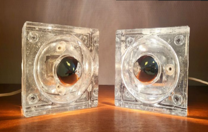 Deux appliques en verre coulé