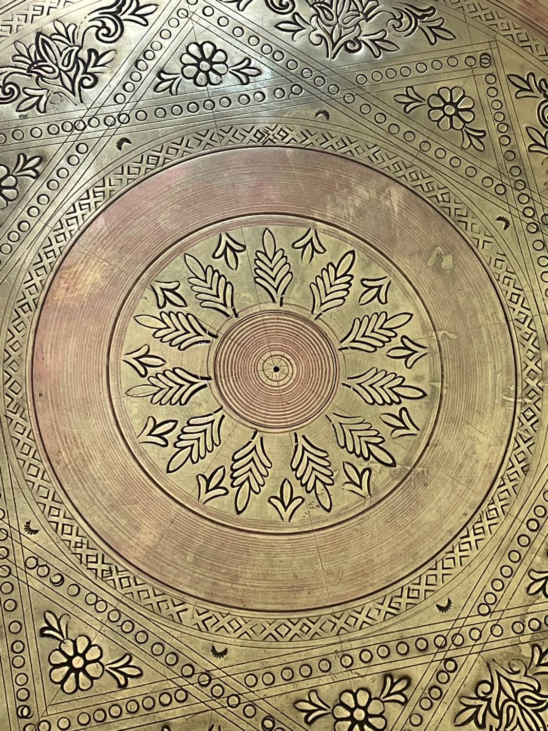 Table basse marocaine en laiton gravé et bois sculpté