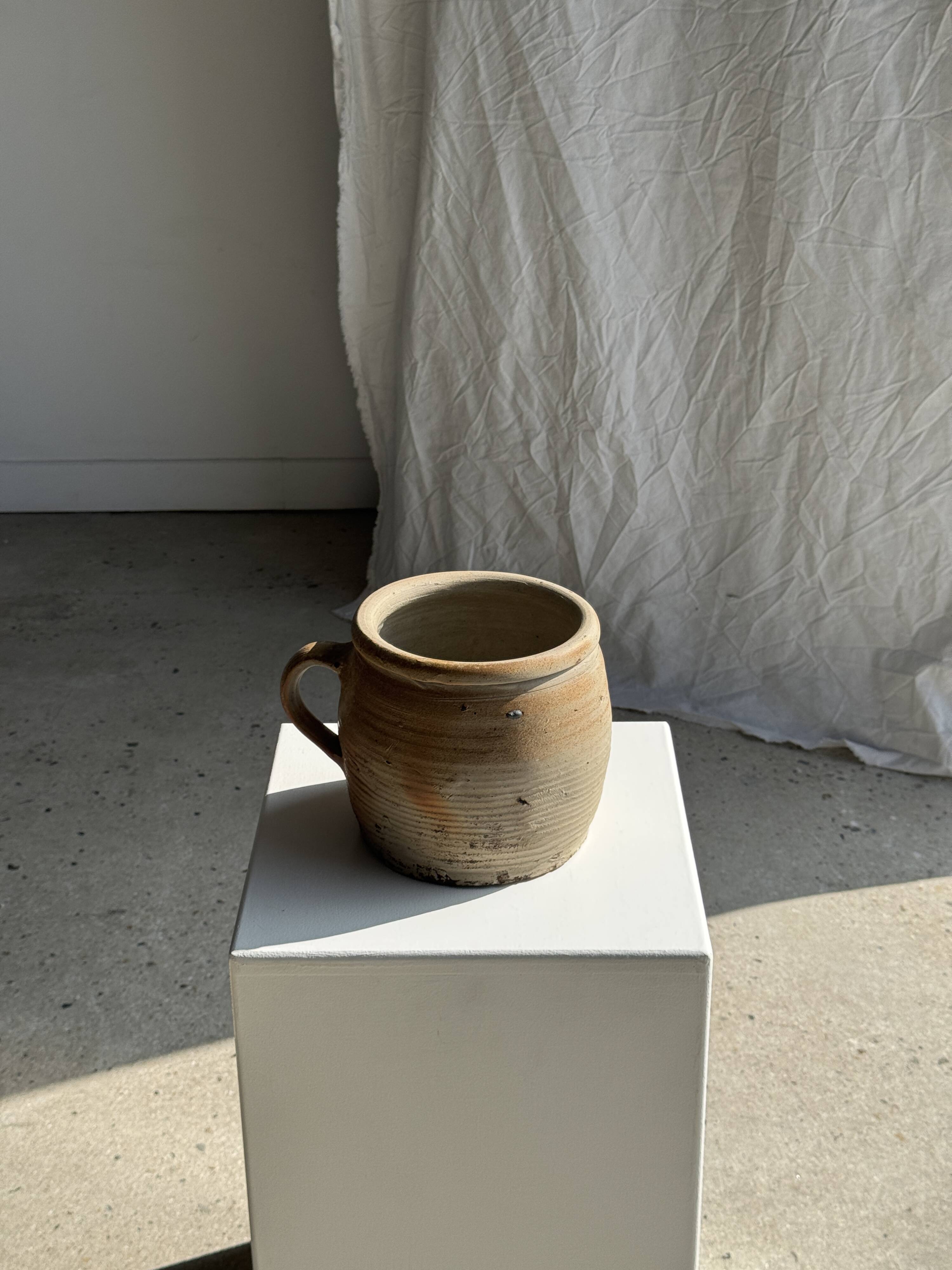 Large stoneware pot with ribbed handle H16