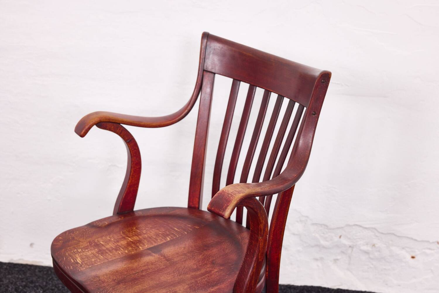 Chaise de bureau Capua d'Adolf Loos – N° 669 – Hêtre, teinte acajou – 1923