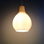 Suspension scandinave bulbeuse en opaline jaune, 1960
