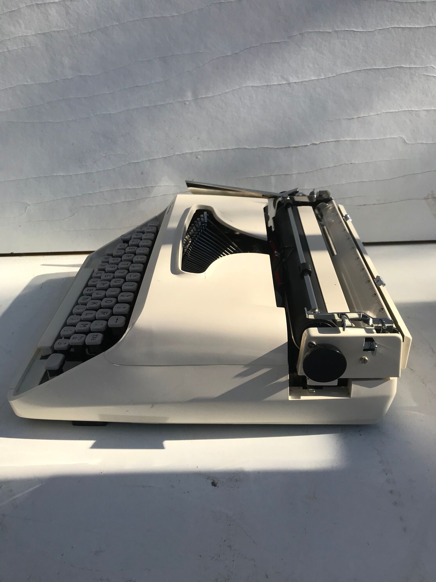 Machine à écrire Remington de luxe bakélite blanc + malle grise vintage