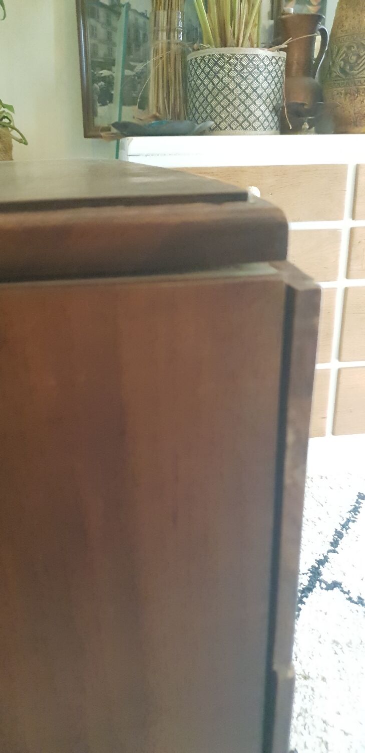 Walnut chest of drawers