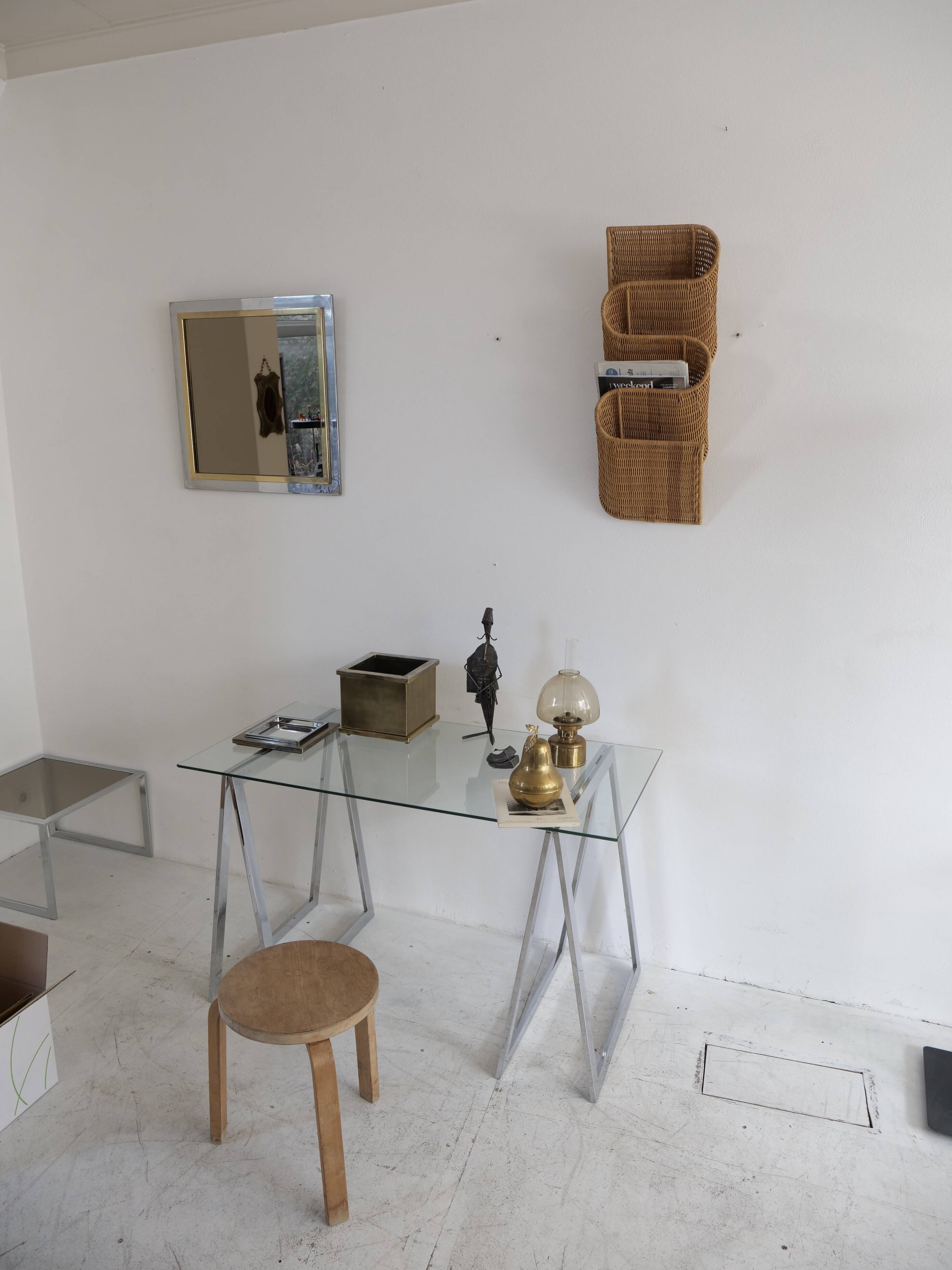 rattan wave wall-mounted magazine holder