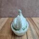 Petite poule couveuse en opaline blanche peinte ancienne