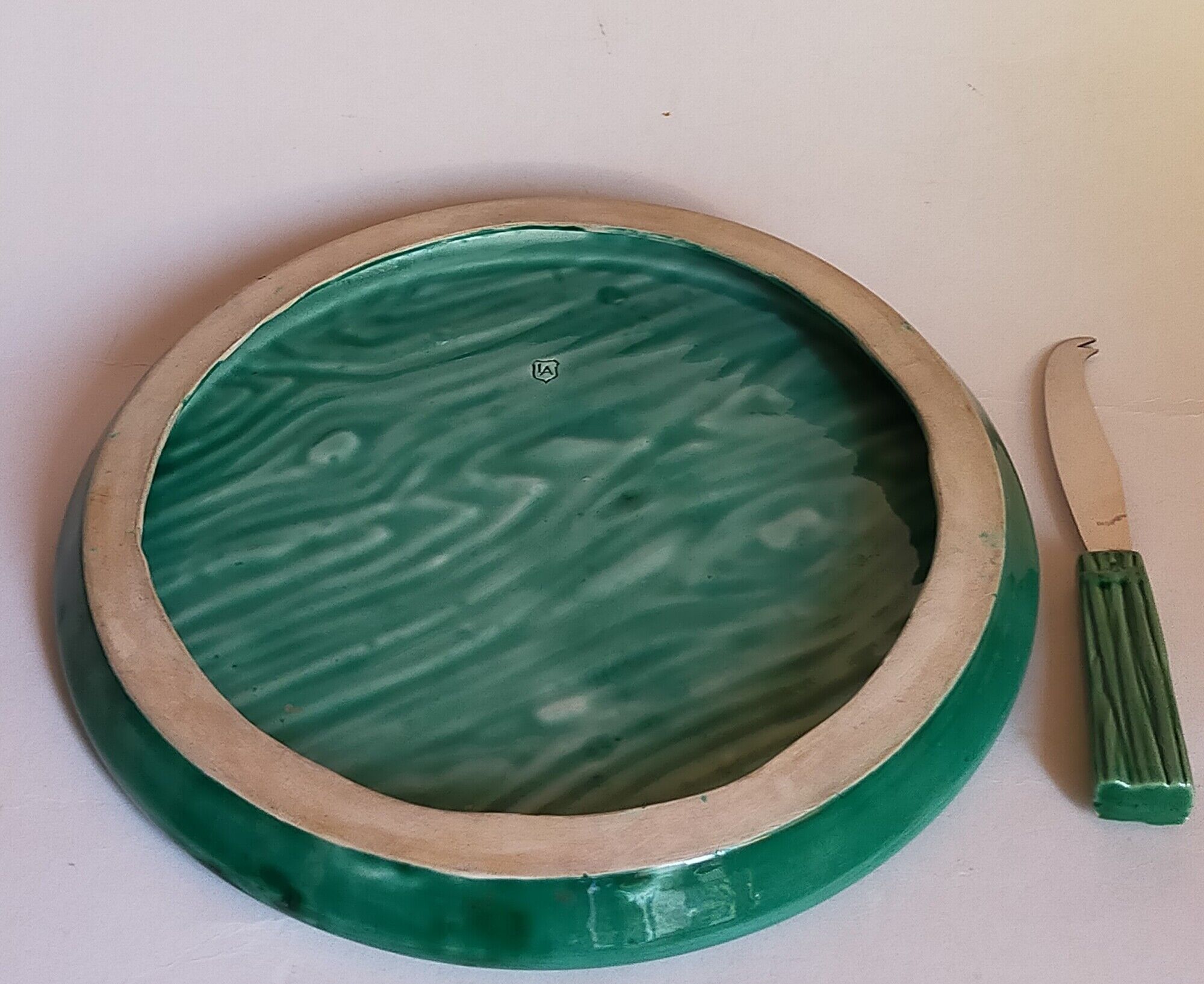 Cheese platter in antique faux-bois slurry, and its matching knife