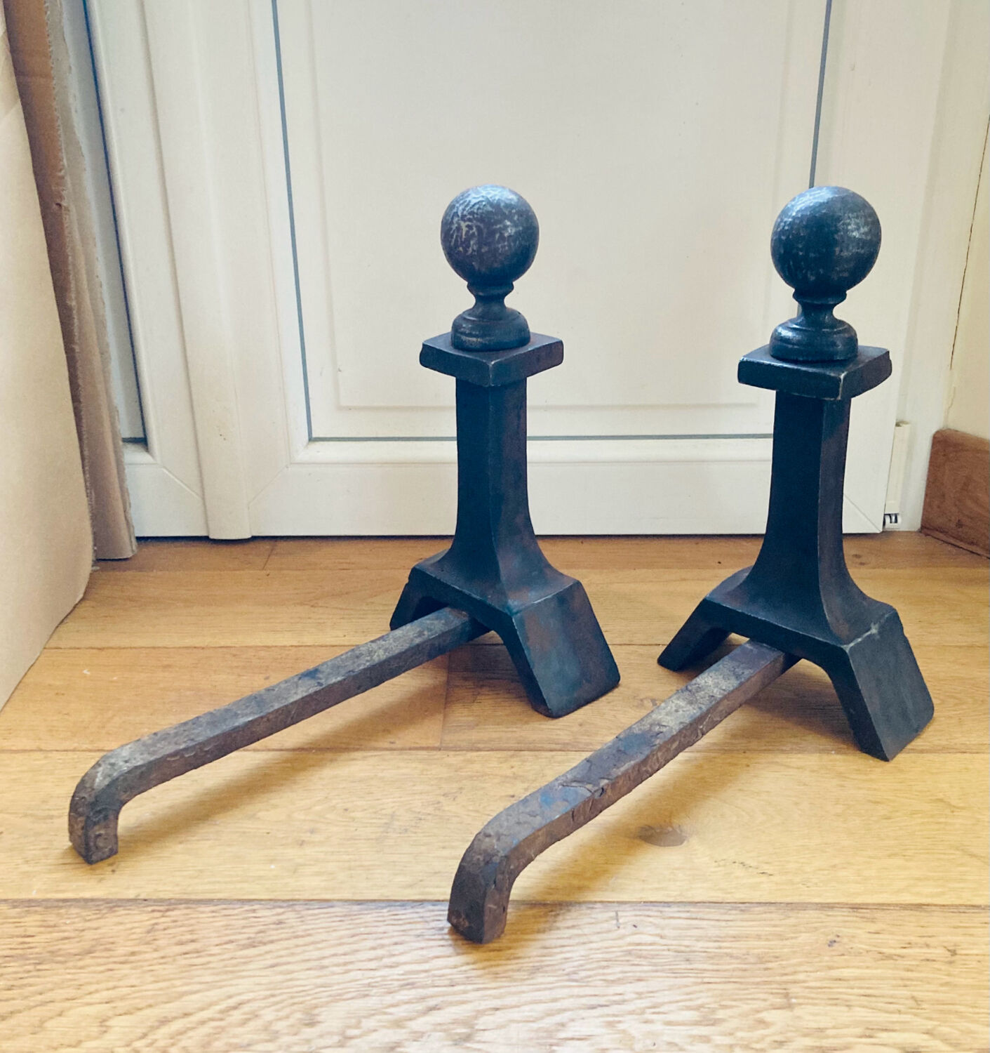 Pair of massive antique-style fire dogs in solid iron from the 20th century.