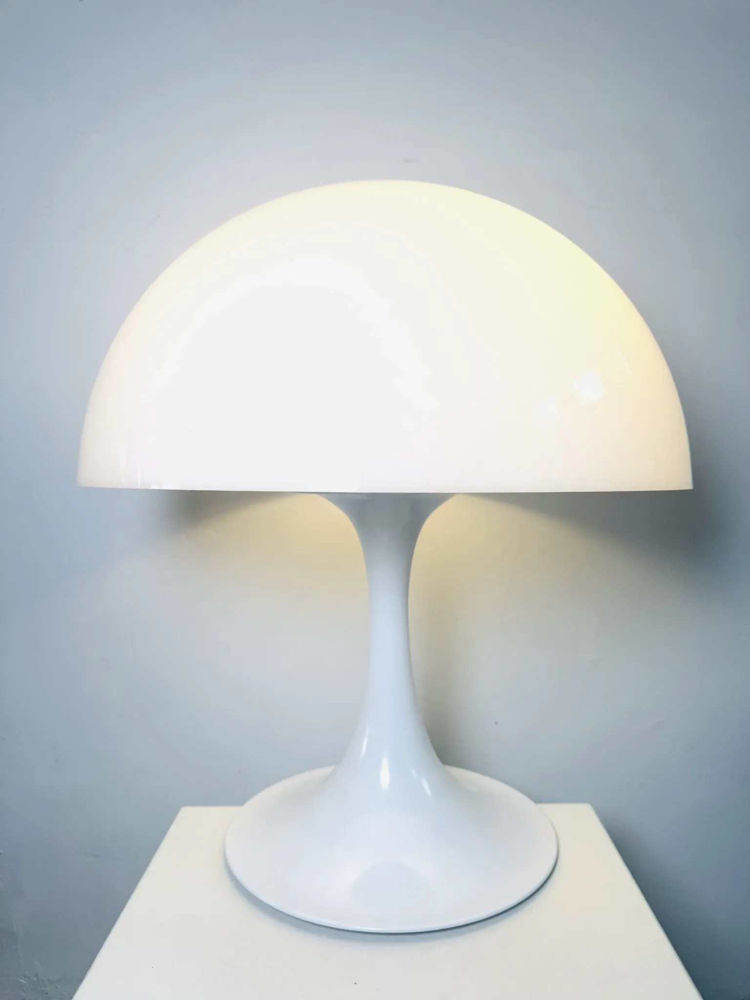 Lampe de table D-2128 par Raak Amsterdam, Pays-Bas, années 1970.