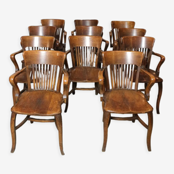 Ensemble de 11 chaises de bureau identiques en chêne antique
