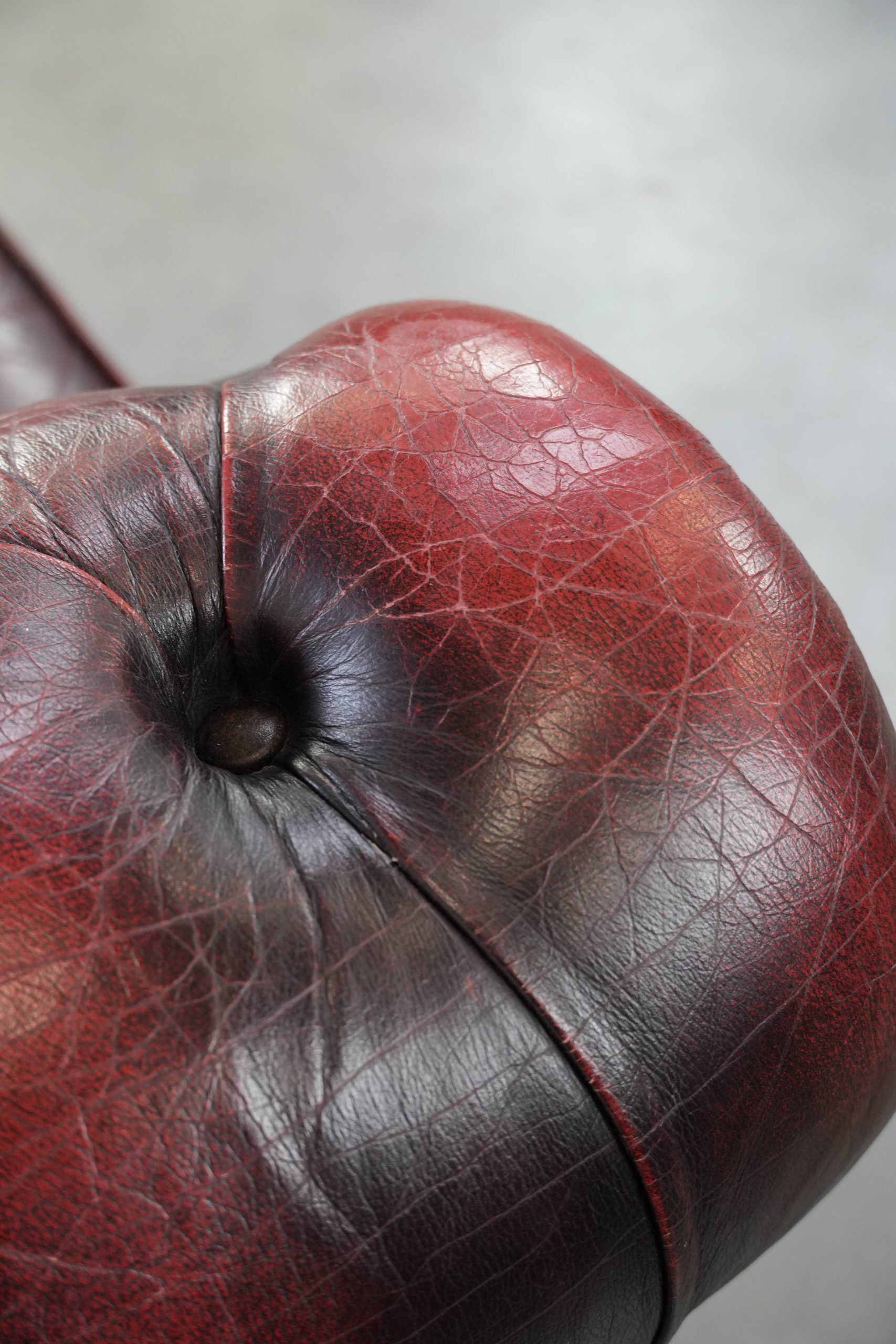 Cowhide leather English chesterfield armchair on wheels