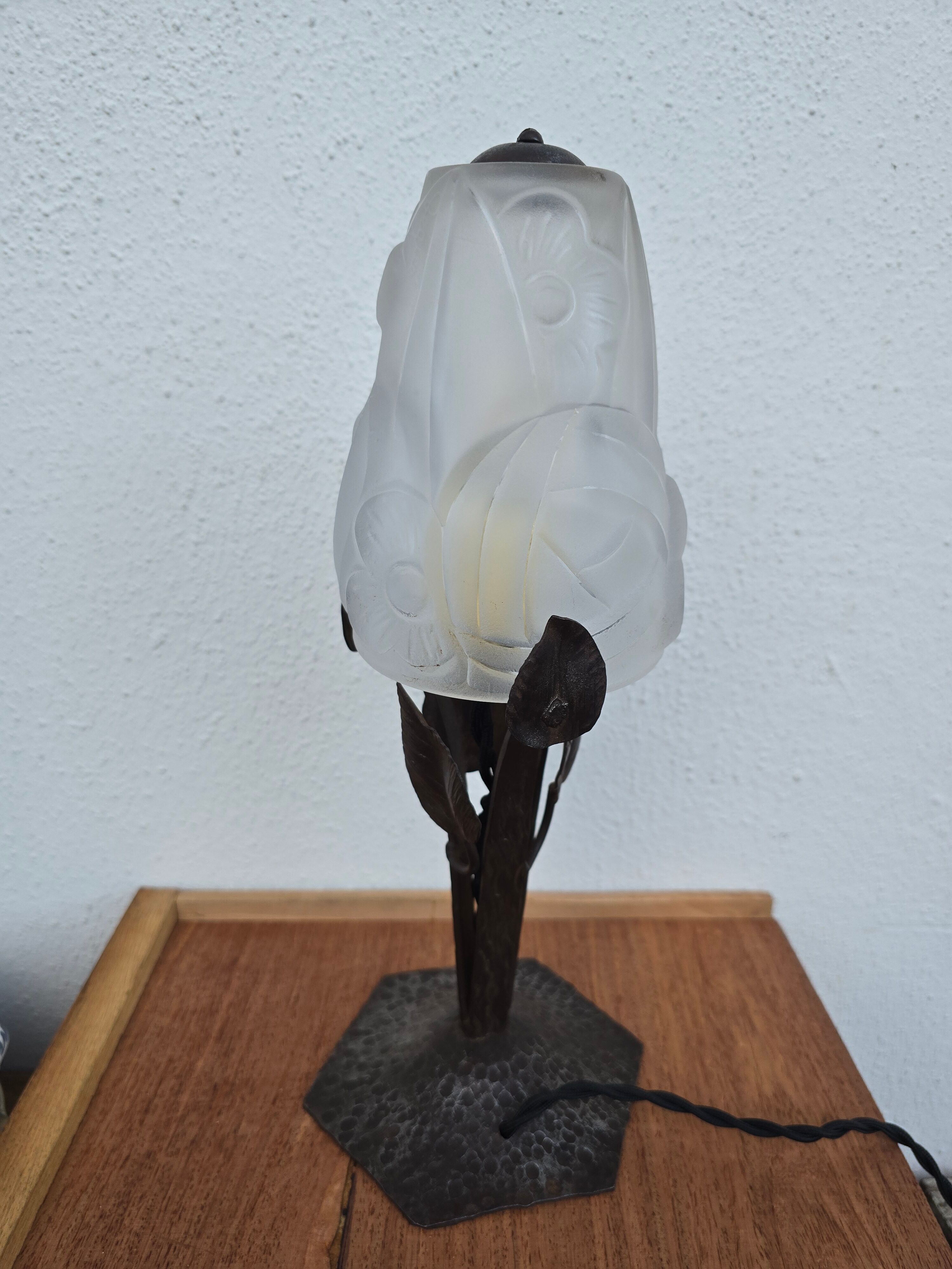 Lampe Degué pied fer forgé martelé à décor végétal - tulipe signée