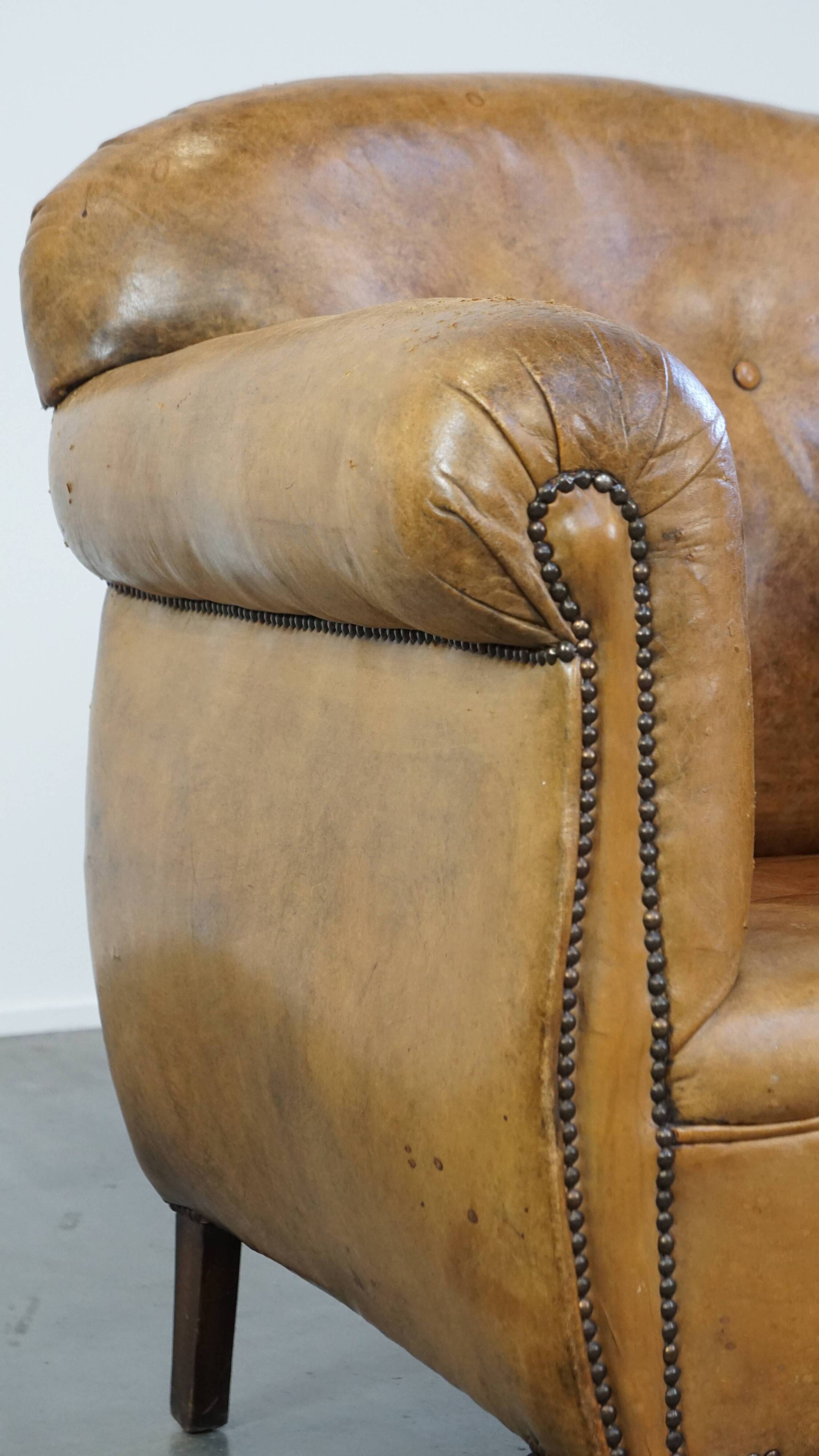 Fauteuil ancien en cuir de mouton