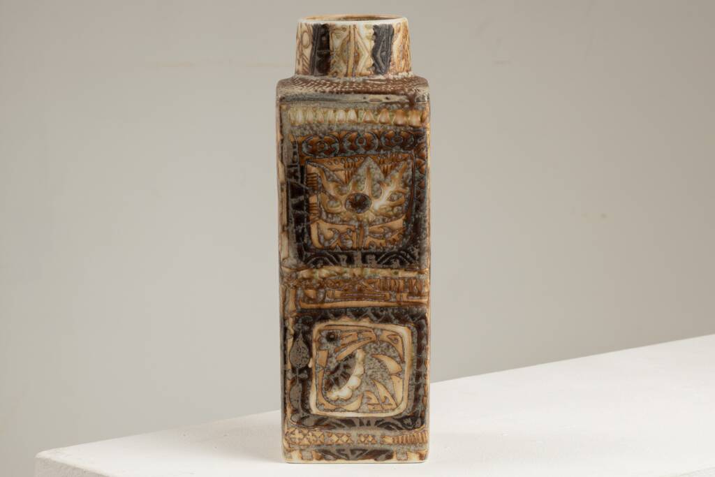 Royal Copenhagen. Petit vase en faïence à décor ethnique. Vers 1970