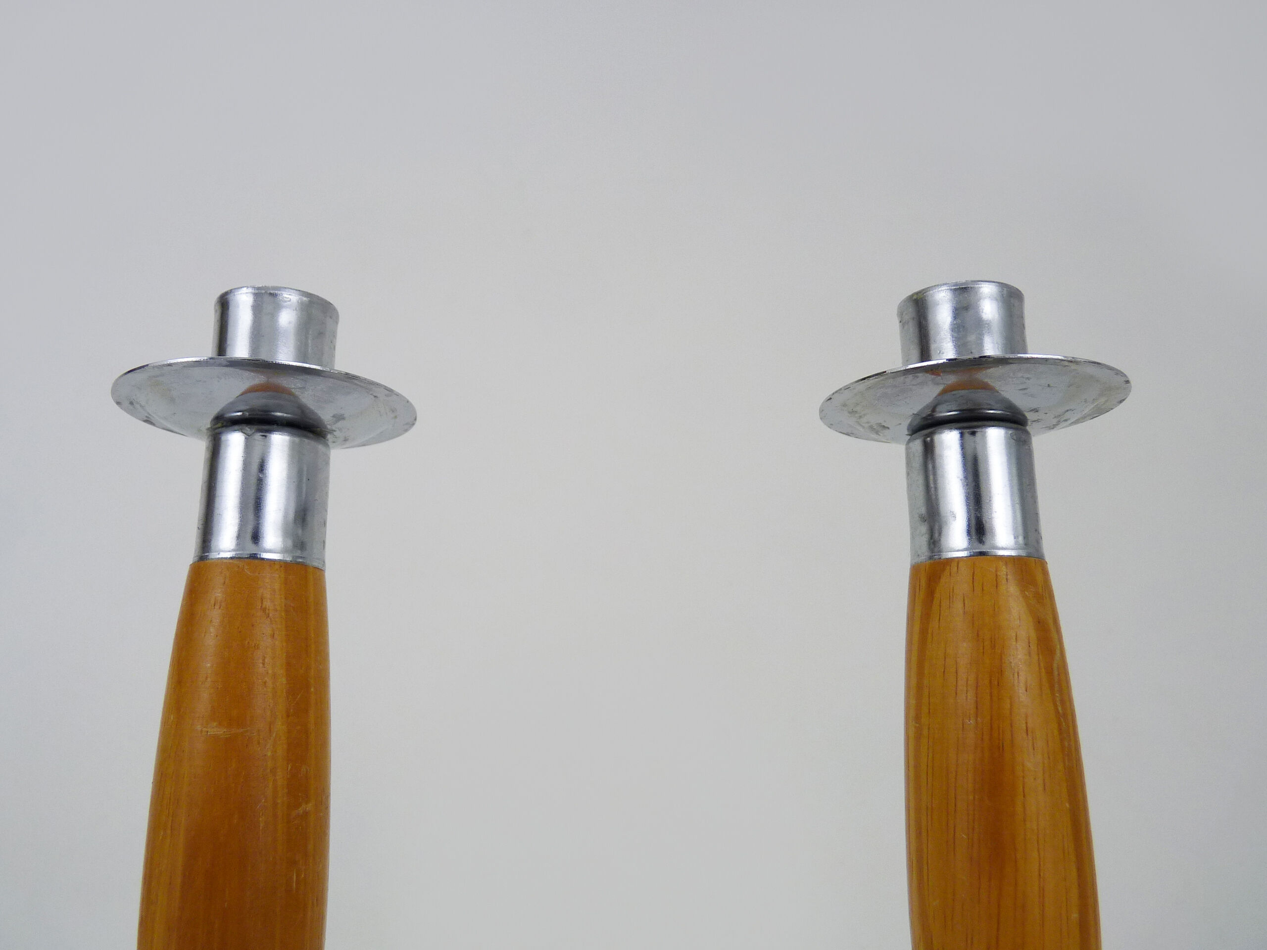 Paire d'anciens bougeoirs fusée design post moderniste en bois et inox. année 70 80