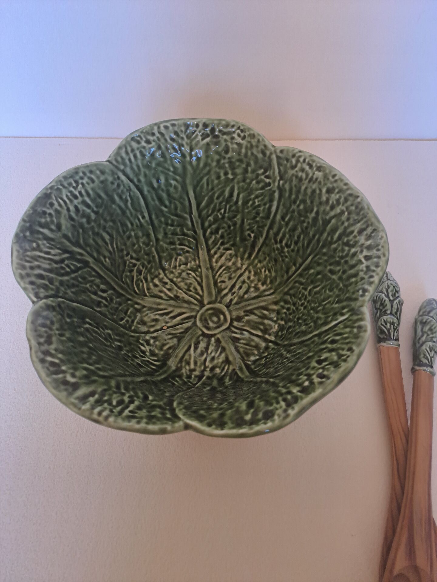Cabbage bowl and its salad utensils in earthenware