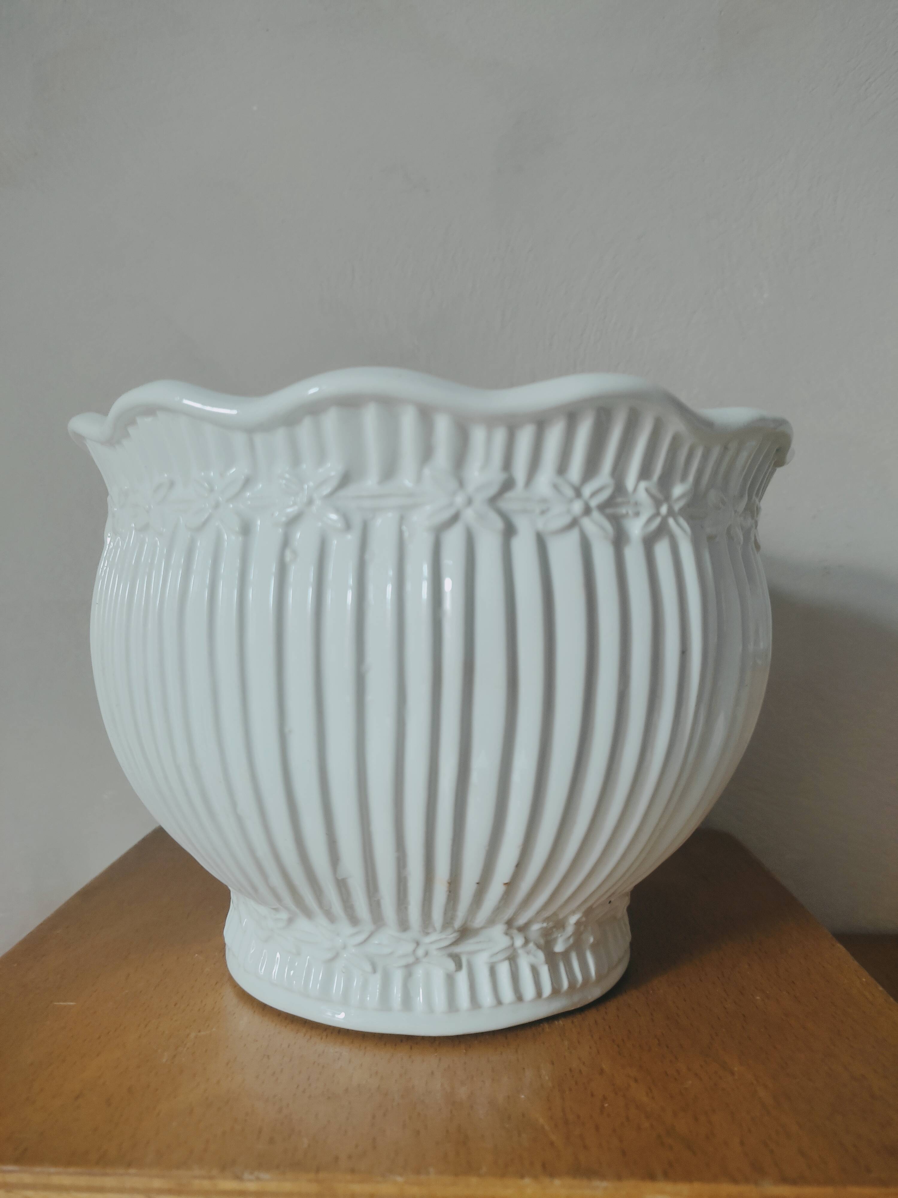 Striated pot cover in white earthenware