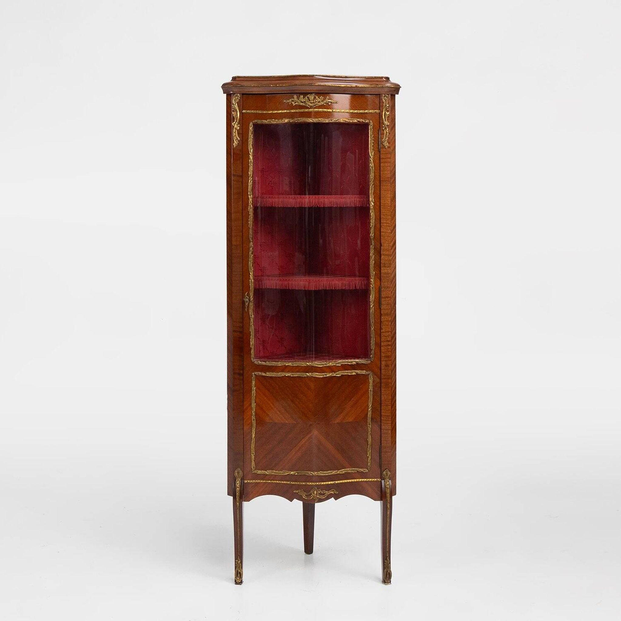 Cabinet d'angle de style Louis XV en verre cintré, 1950