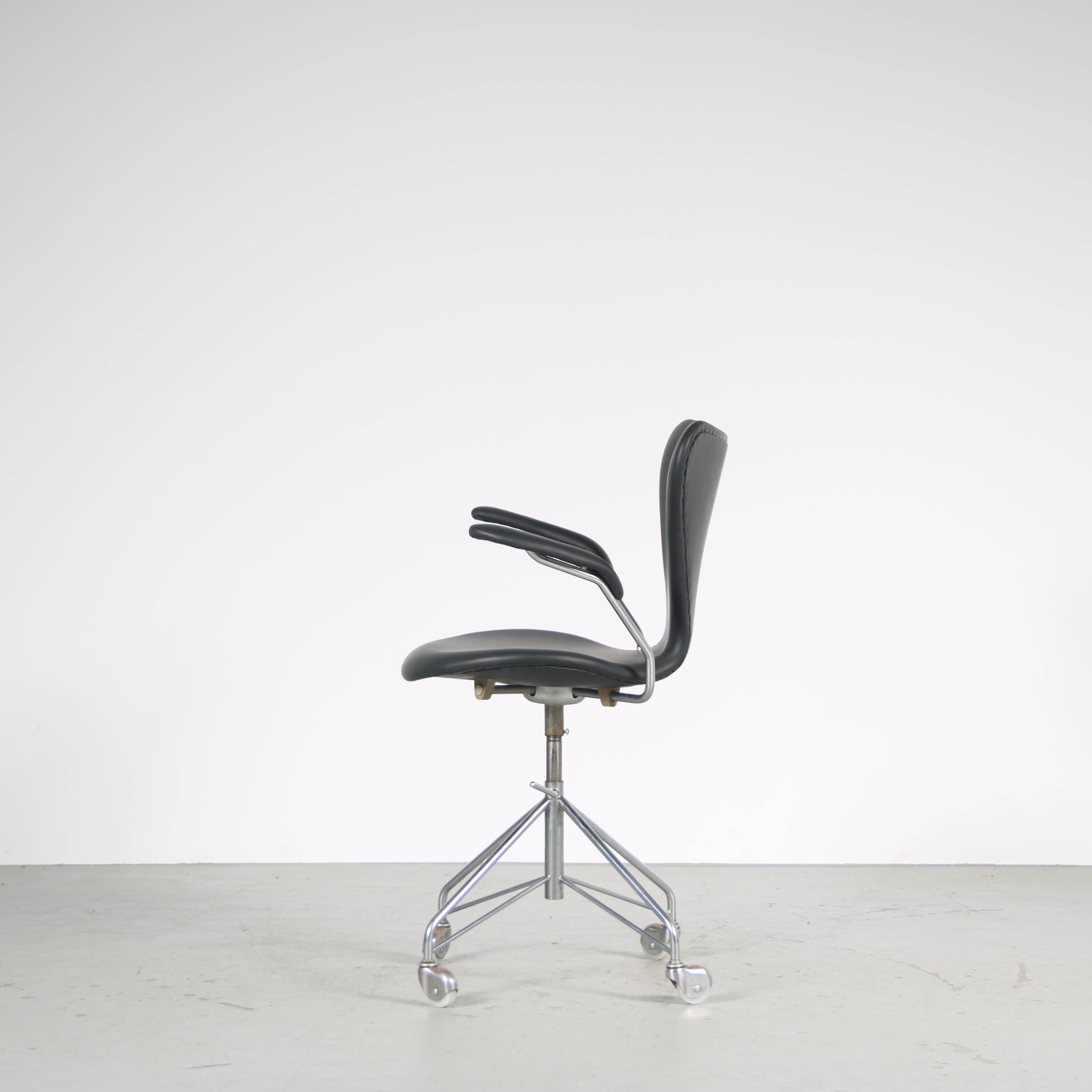 1950s “3217” Swivel desk chair by Arne Jacobsen for Fritz Hansen, Denmark