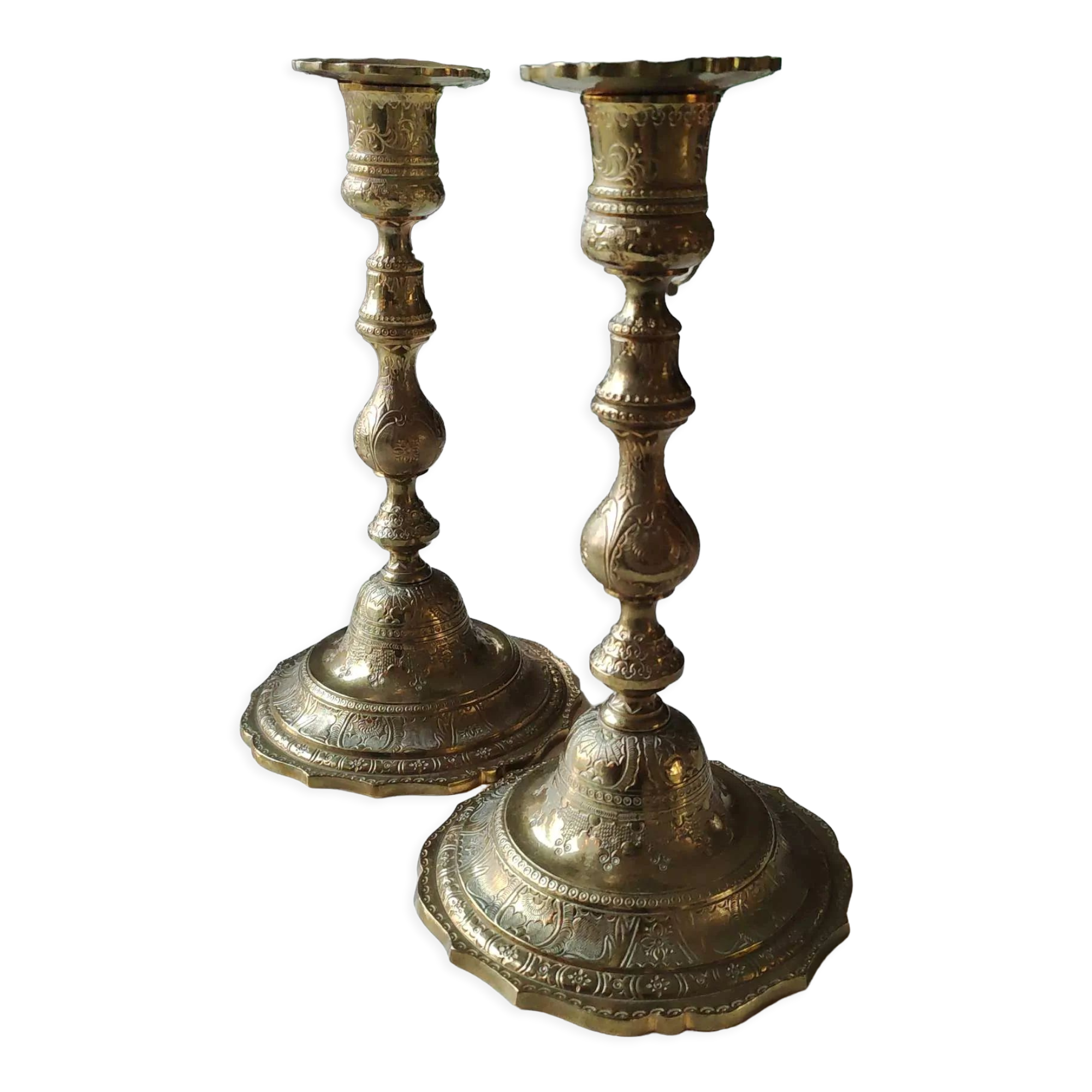 Paire de bougeoirs flambeaux en bronze à patine dorée de style rocaille. henri picard. xixème