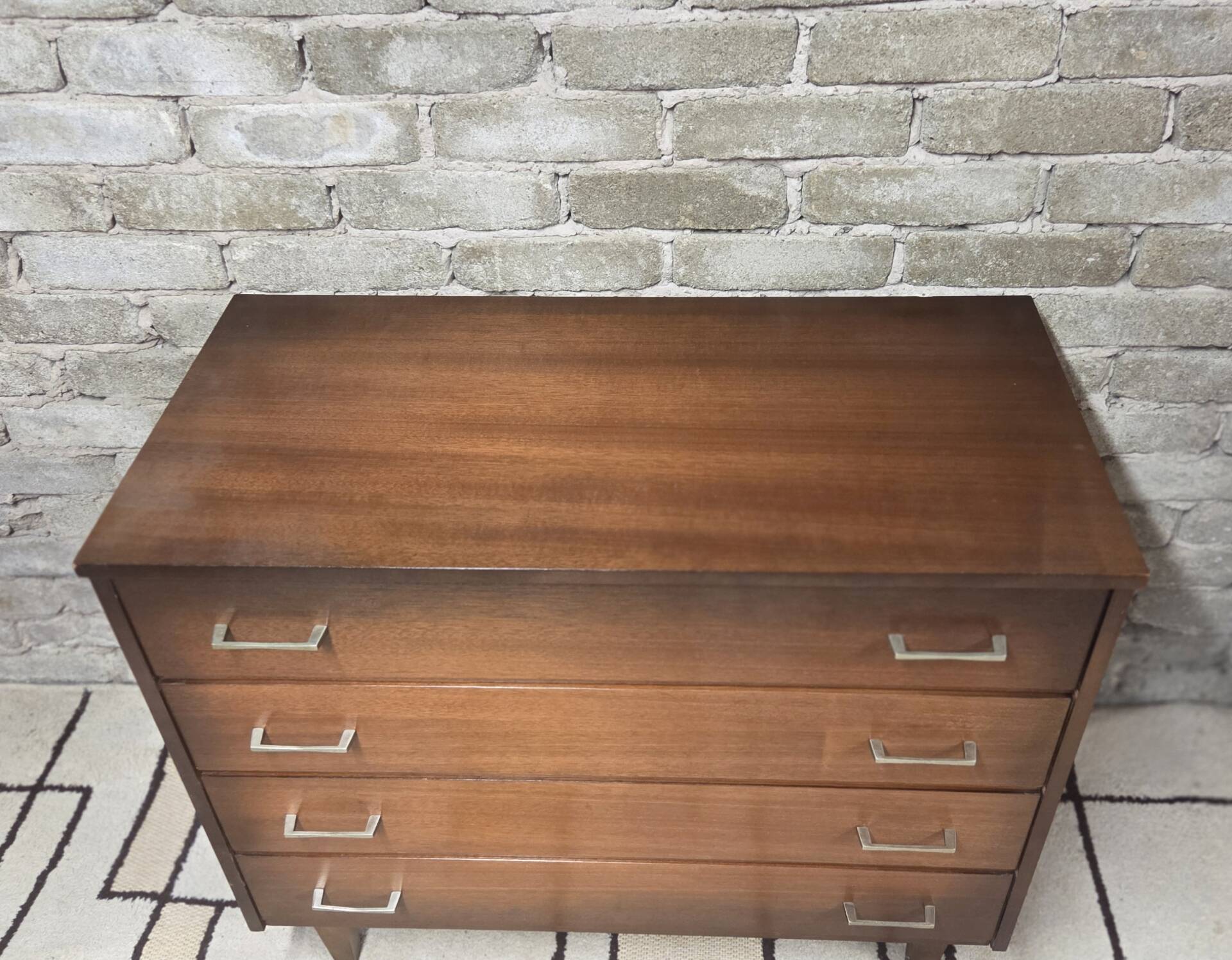 Commode vintage 4 tiroirs en bois – années 60/70