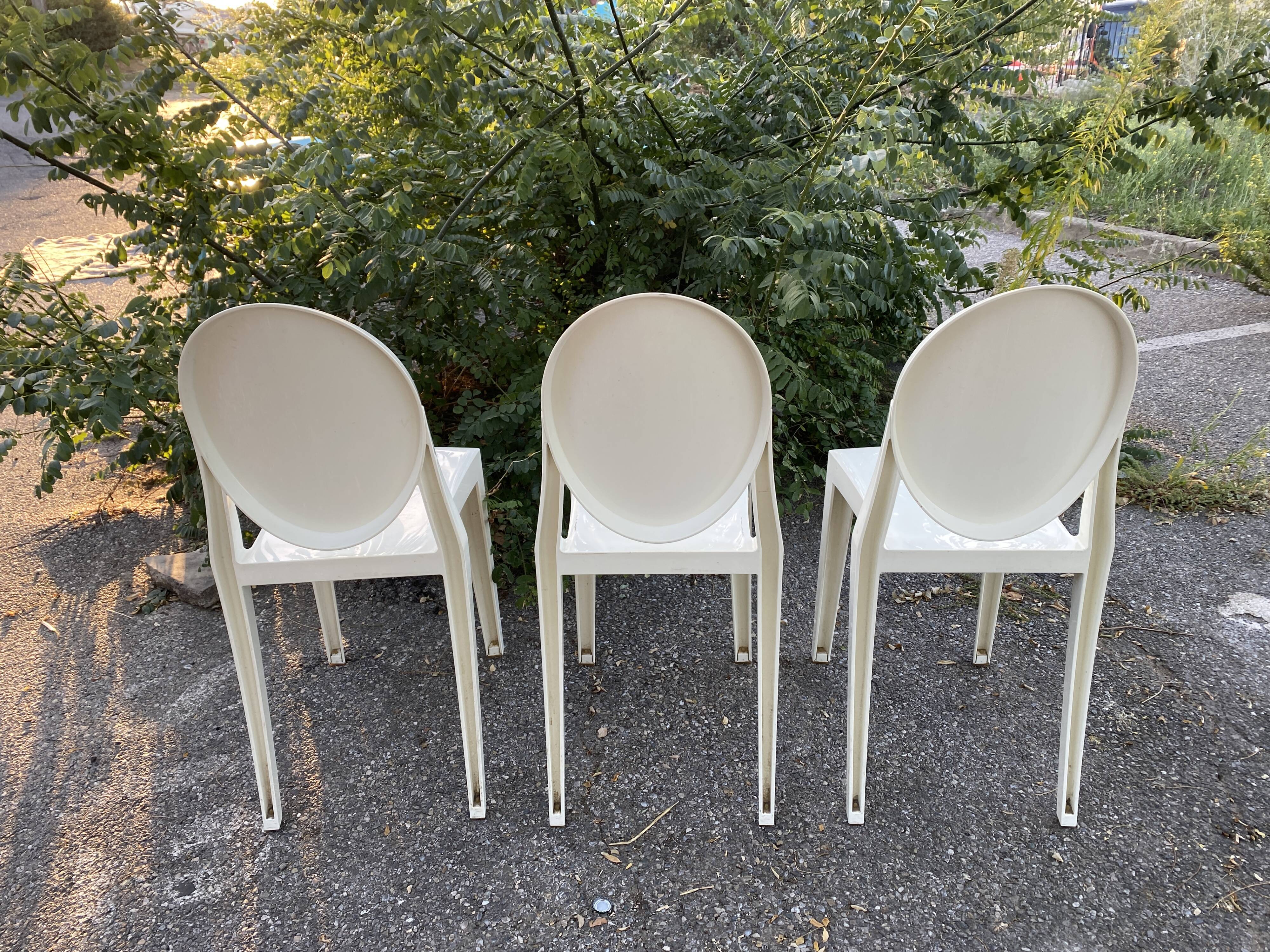 Set of white Victoria Ghost chairs by Philippe Starck for Kartell