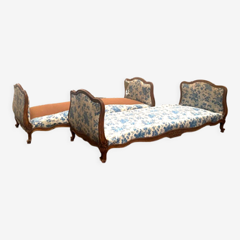 Paire de lit de repos de style Louis XV en bois teinté XX siècle