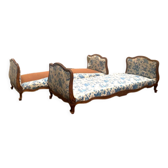 Paire de lit de repos de style Louis XV en bois teinté XX siècle