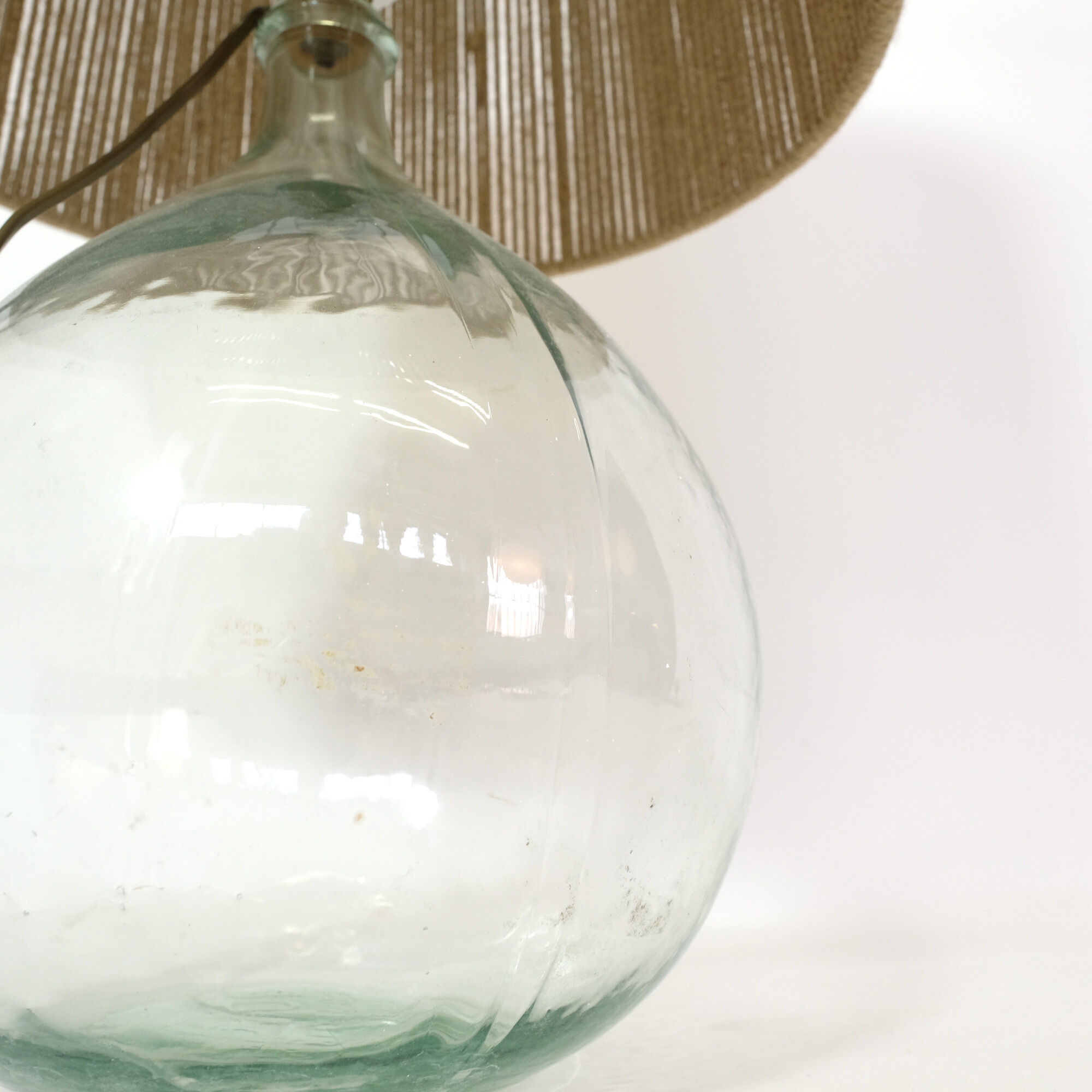 Table lamp from the 70s and 80s and its rope lampshade.