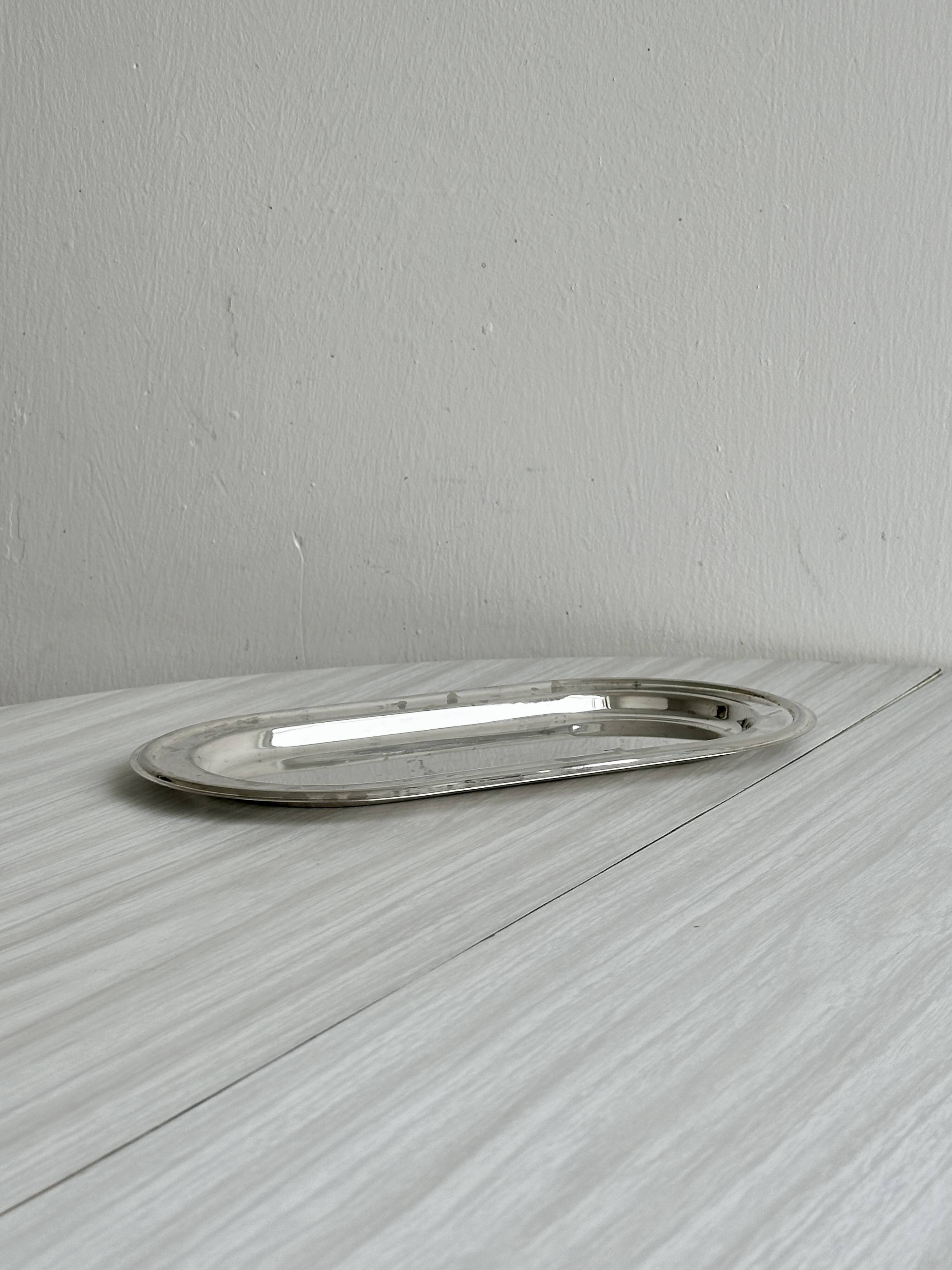 Petit plateau ovale vintage en métal léger brillant