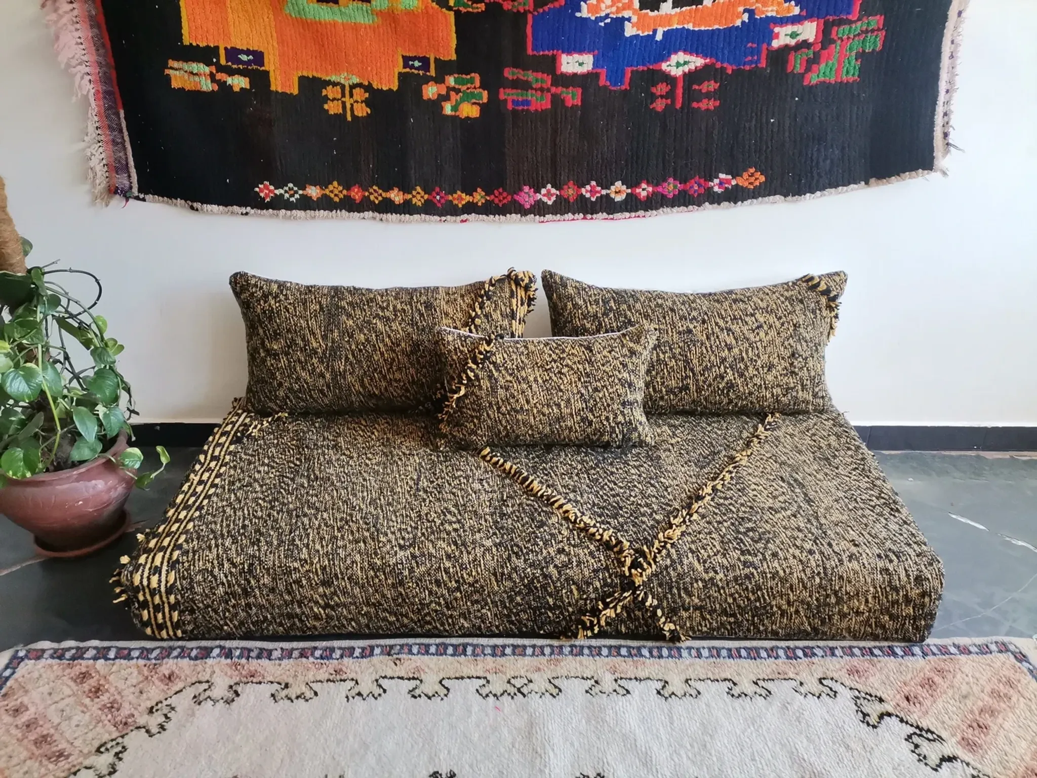 Moroccan sofa on the floor – black and gold pattern