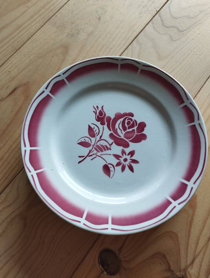 Charming set of 6 antique flat plates from the Badonviller factory.
