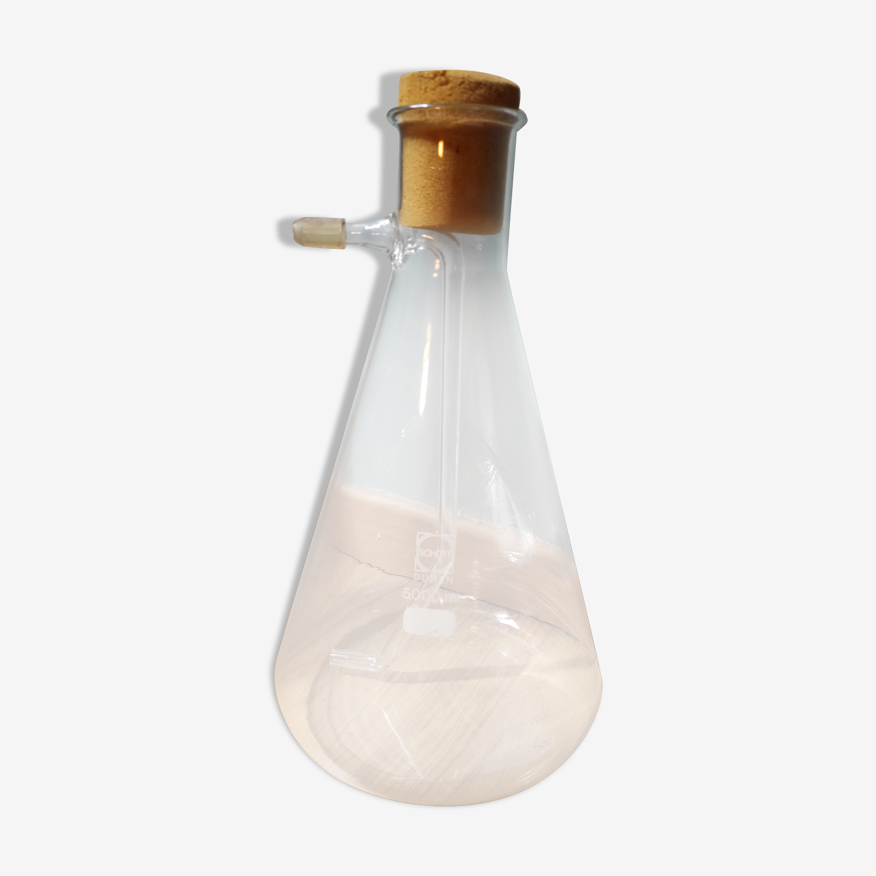 Verrerie De Laboratoire Chimique Avec Fiole Erlenmeyer Vide Sur La Table En  Bois