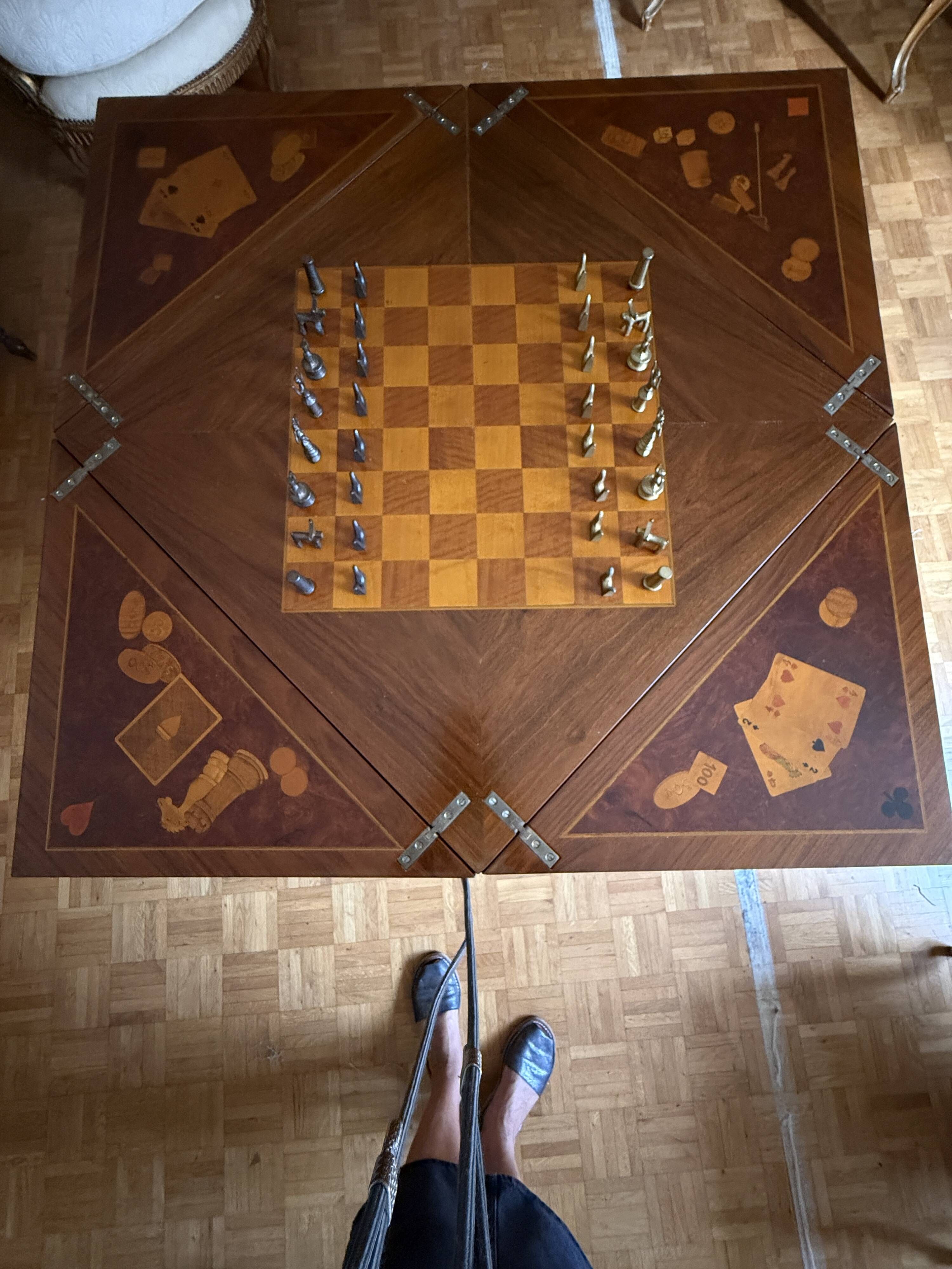 Table à jeux mouchoir style Louis XV marqueterie échecs