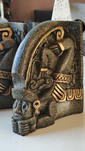 Paire de serre-livres de figurines aztèque maya danseurs contorsionnistes. mésoamérique