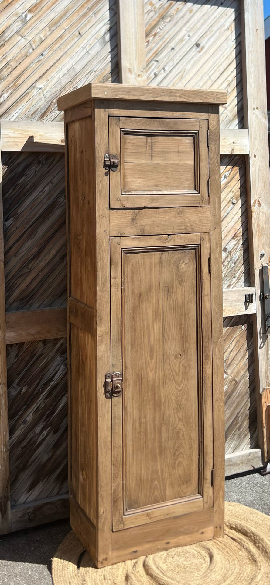 Bonnetiere / armoire étroite ancienne en chêne massif brut