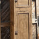 Bonnetiere / armoire étroite ancienne en chêne massif brut