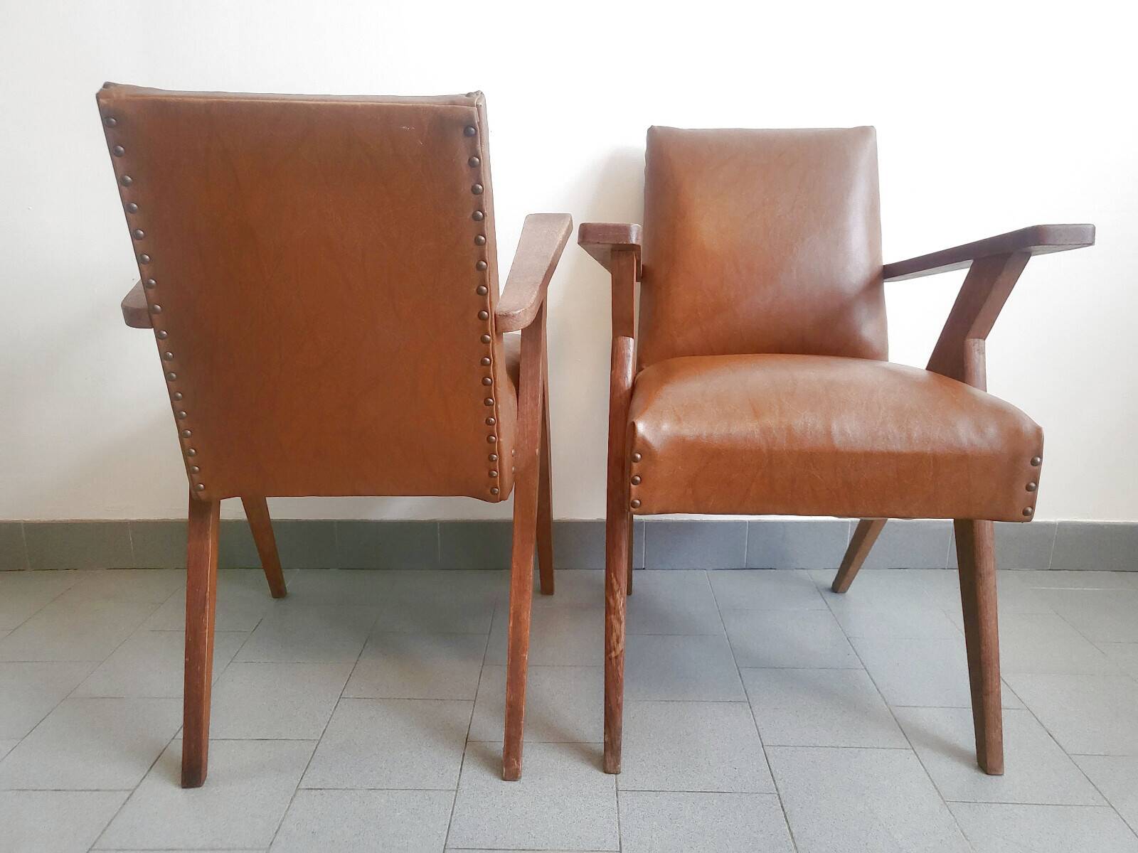 PAIR OF VINTAGE 1950 BRIDGE ARMCHAIRS WITH COMPASS LEGS IN OAK & SIMILAR LEATHER HAV