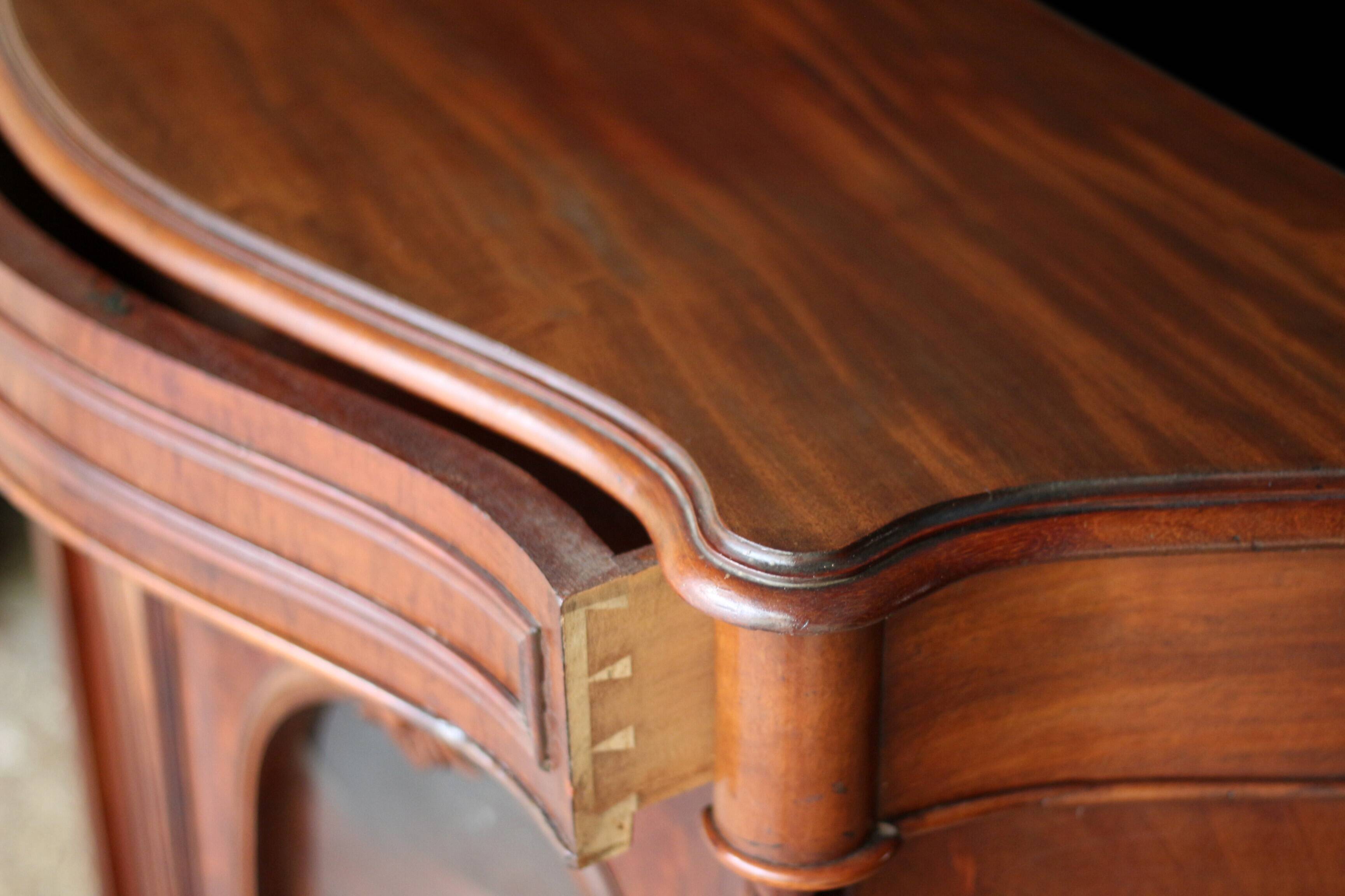 Elegant Napoleon 3 mahogany and veneer sideboard