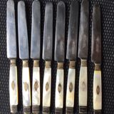 Set de 8 couteaux manche en nacre monogrammés XIXème