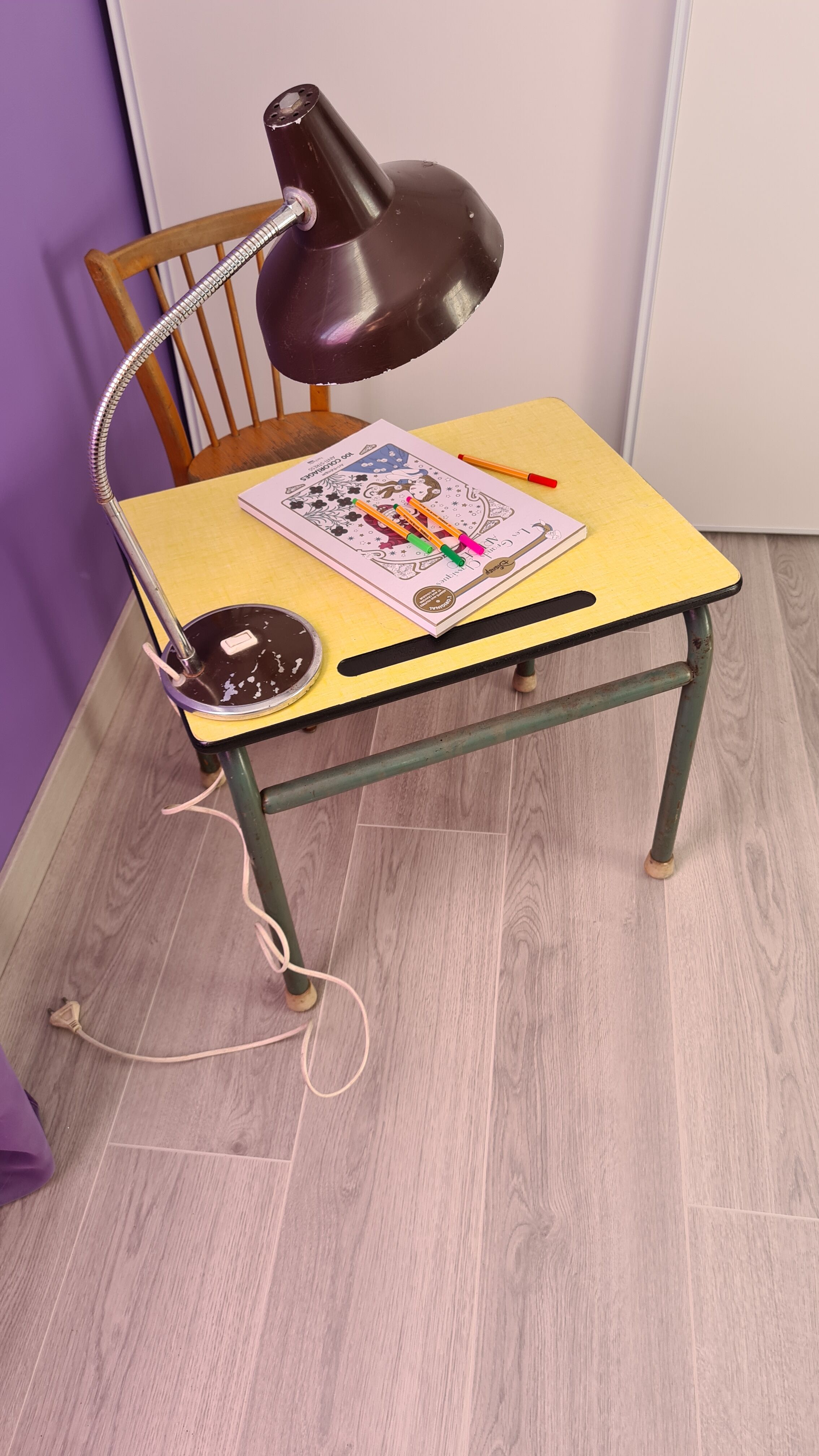 Ancien bureau d'écolier en formica jaune