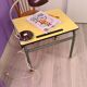 Ancien bureau d'écolier en formica jaune