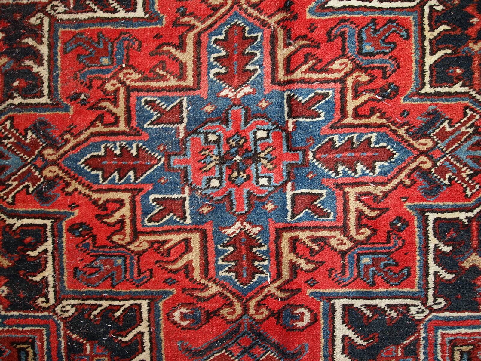 Tapis Heriz Antique du Moyen-Orient, Années 1950, Élégance Traditionnelle